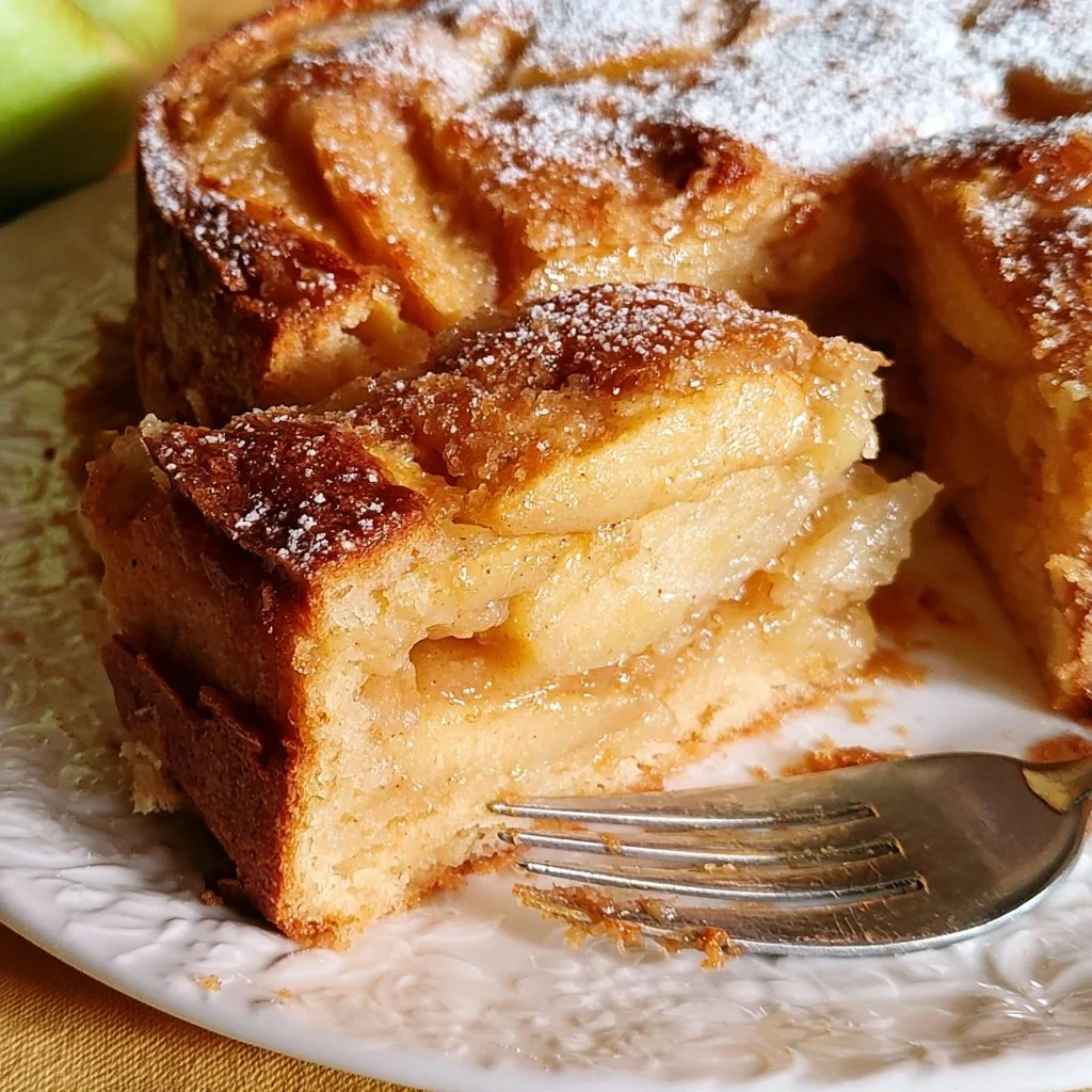 Torta di mele fatta in casa con mele fresche e spezie.