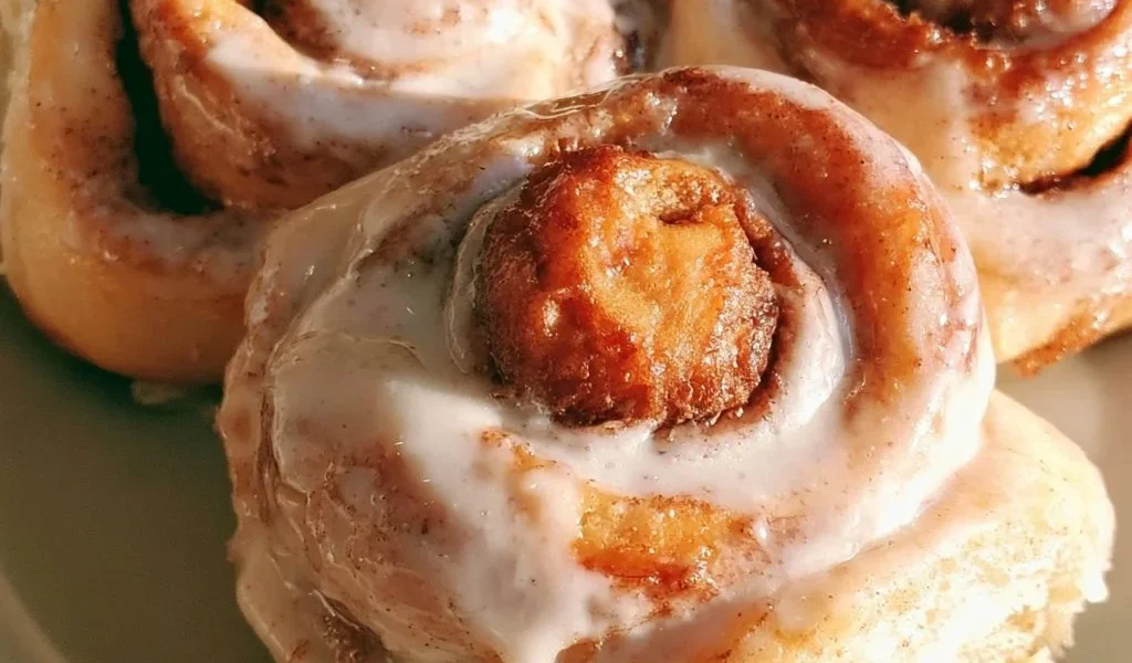 Cinnamon rolls appena sfornati con glassa di zucchero