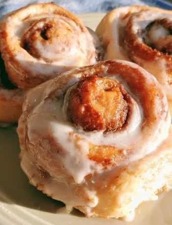 Cinnamon rolls appena sfornati con glassa di zucchero