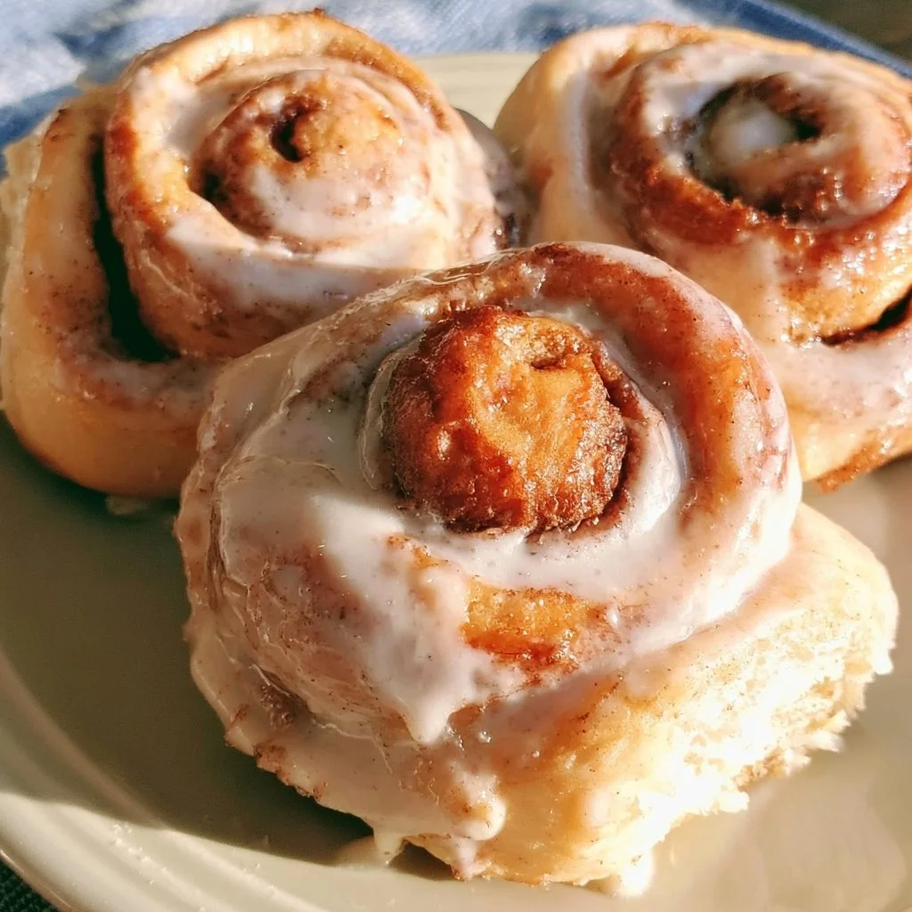 Cinnamon rolls appena sfornati con glassa di zucchero