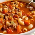 Zuppa di pasta e fagioli italiana servita in una ciotola
