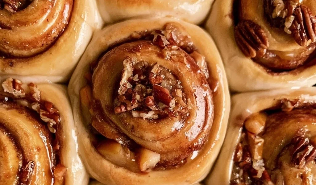 Rolli alla Cannella con Mele e Noci Pecan appena sfornati e decorati.