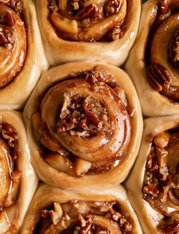 Rolli alla Cannella con Mele e Noci Pecan appena sfornati e decorati.