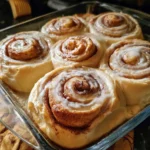 Rotoli di cannella al lievito madre appena sfornati su un piatto
