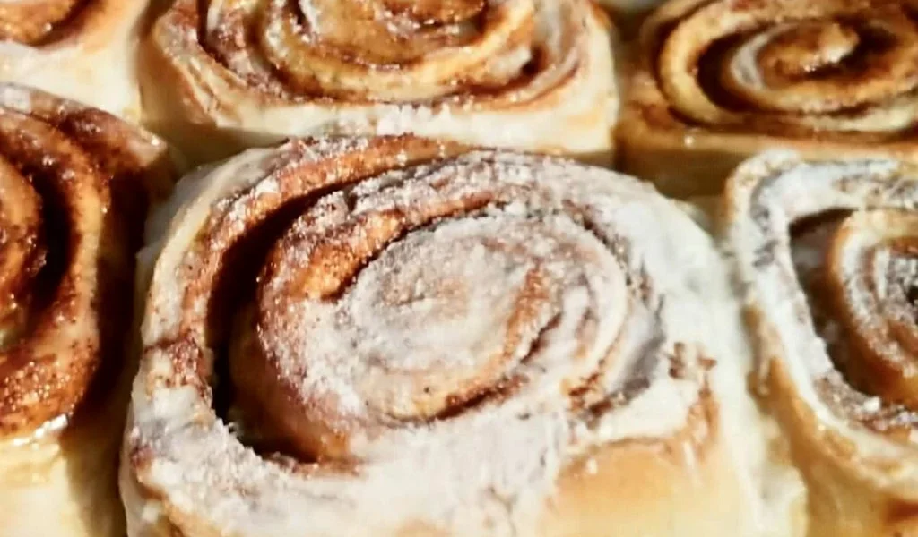 Rotoli di cannella fatti in casa su un piatto decorativo