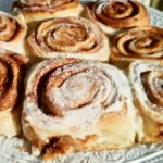 Rotoli di cannella fatti in casa su un piatto decorativo