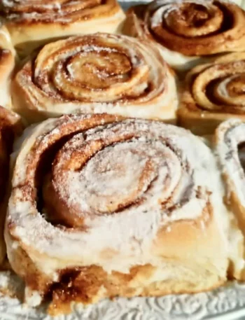 Rotoli di cannella fatti in casa su un piatto decorativo