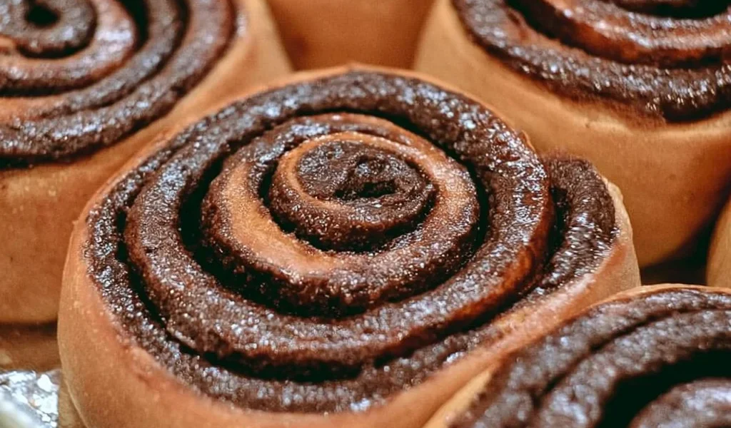 Deliziosi rotolini di cioccolato e cannella, pronti da gustare.