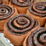 Deliziosi rotolini di cioccolato e cannella, pronti da gustare.