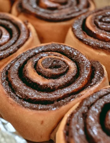 Deliziosi rotolini di cioccolato e cannella, pronti da gustare.