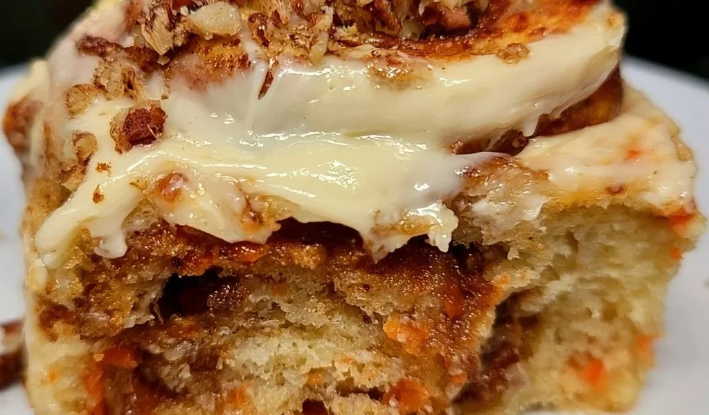 Rotolo di Cannella al Carrot Cake con crema e decorazioni dolci