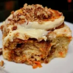 Rotolo di Cannella al Carrot Cake con crema e decorazioni dolci