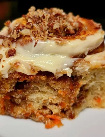 Rotolo di Cannella al Carrot Cake con crema e decorazioni dolci