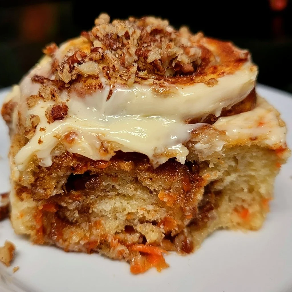 Rotolo di Cannella al Carrot Cake con crema e decorazioni dolci