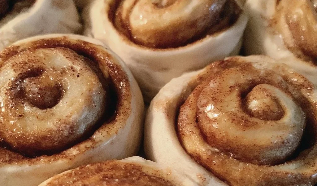 Rotolo di cannella senza glutine su un piatto decorato