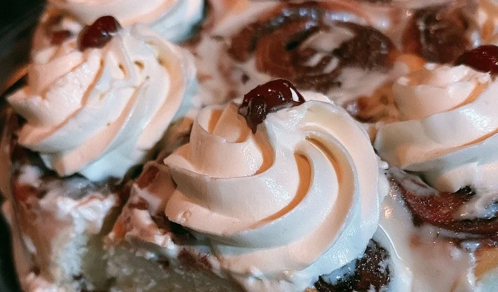 Torta deliziosa pronta da assaporare con vari ingredienti e decorazioni.