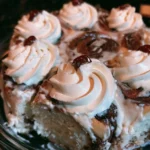 Torta deliziosa pronta da assaporare con vari ingredienti e decorazioni.