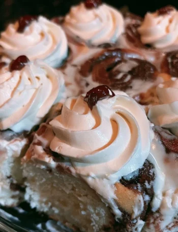 Torta deliziosa pronta da assaporare con vari ingredienti e decorazioni.