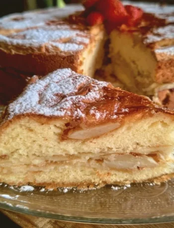 Deliziosa Torta della Nonna con crema pasticcera e decorazione di pinoli.