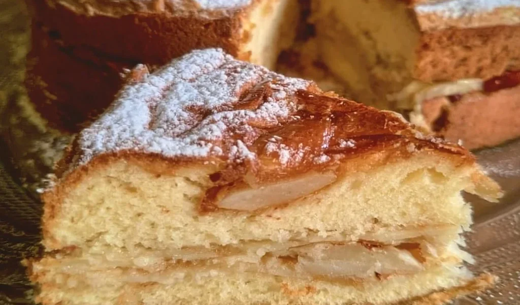 Torta della Nonna con crema pasticcera e pinoli