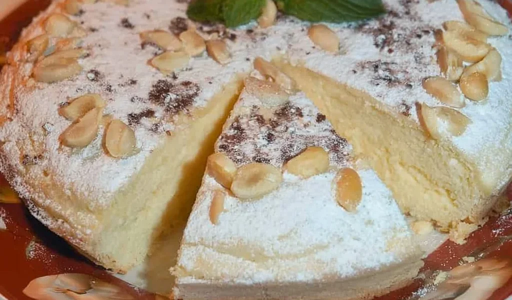 Deliziosa Torta della Nonna con crema e pinoli, dolce tradizionale italiano.