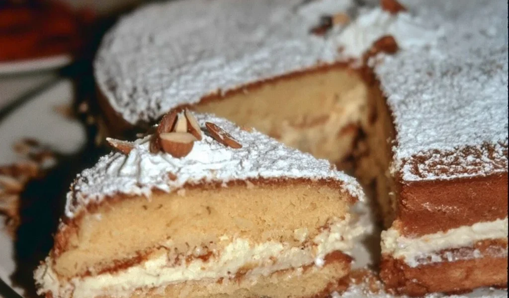 Torta della Nonna con crema e pinoli.
