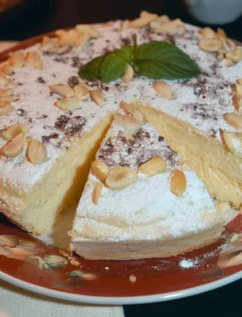 Fetta di Torta della Nonna con crema e pinoli su piatto decorativo