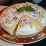 Fetta di Torta della Nonna con crema e pinoli su un piatto