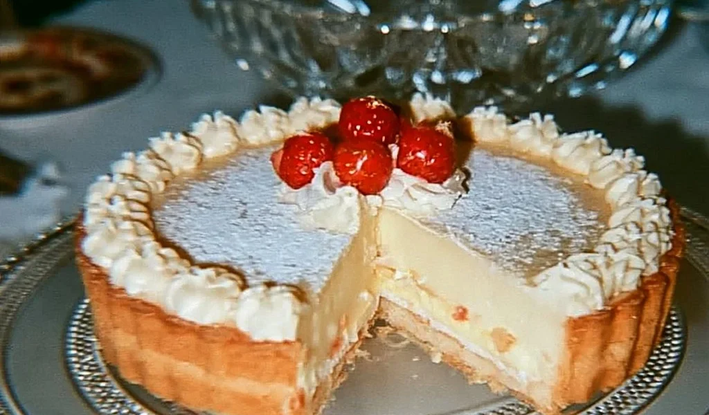 Torta della nonna con crema pasticcera e pinoli su un piatto