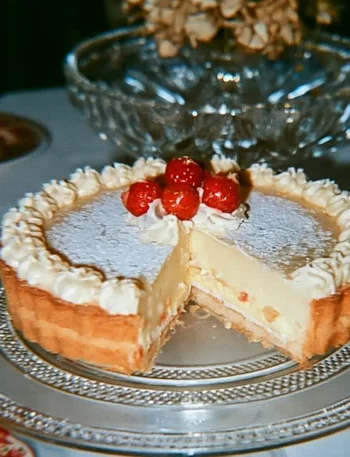 Torta della nonna con crema pasticcera e pinoli su un piatto