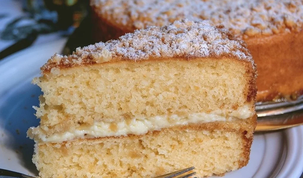 Torta Della Nonna con crema pasticcera e pinoli, dolce tradizionale italiano.