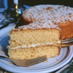 Torta Della Nonna con crema pasticcera e pinoli, dolce tradizionale italiano.