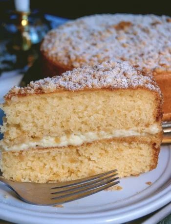 Torta Della Nonna con crema pasticcera e pinoli, dolce tradizionale italiano.