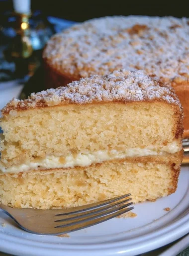 Torta Della Nonna con crema pasticcera e pinoli, dolce tradizionale italiano.