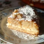 Fetta di Torta Della Nonna con crema e pinoli, dessert tradizionale italiano.