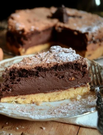 Torta della nonna al cioccolato con crema e pinoli