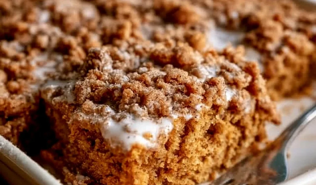 Torta di Caffè alla Zucca con decorazioni autunnali e una fetta in primo piano