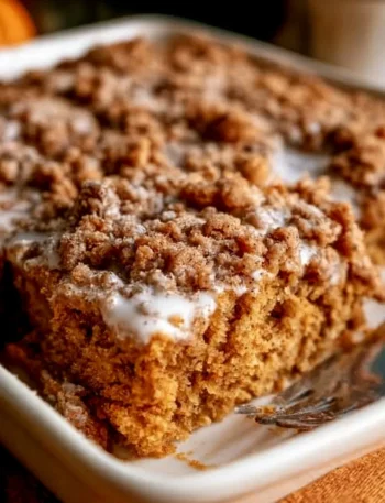 Torta di Caffè alla Zucca con decorazioni autunnali e una fetta in primo piano