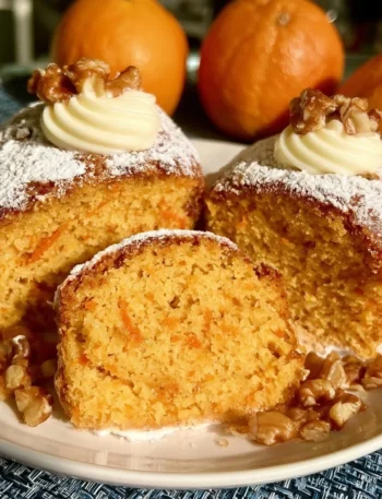 Torta di Carote decorata con noci e glassa, un dolce appetitoso e sano.