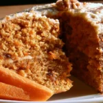 Torta di carote decorata con frutta e noci, dolce soffice e sano.