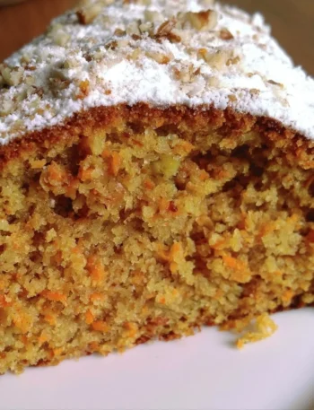 Fetta di torta di carote con decorazione di noci