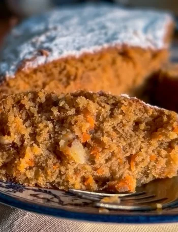 Torta di carote decorata con noci e crema di formaggio
