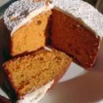 Torta di carote decorata con noci e glassa, un dolce sano e gustoso.