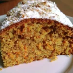Fetta di torta di carote su un piatto, decorata con noci e glassa