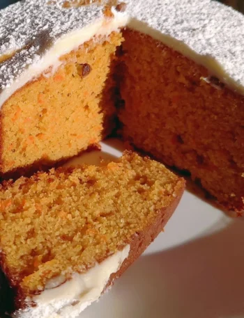 Fetta di Torta di Carote con decorazione di noci e carote fresche