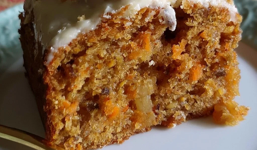 Torta di Carote e Ananas fresca e deliziosa, perfetta per dessert.