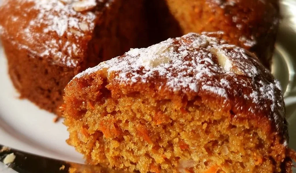 Torta di Carote e Mandorle decorata con mandorle tostate.