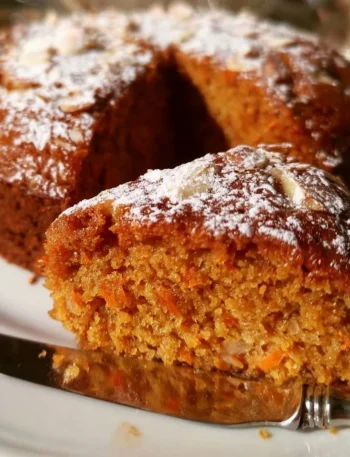 Torta di Carote e Mandorle decorata con mandorle tostate.