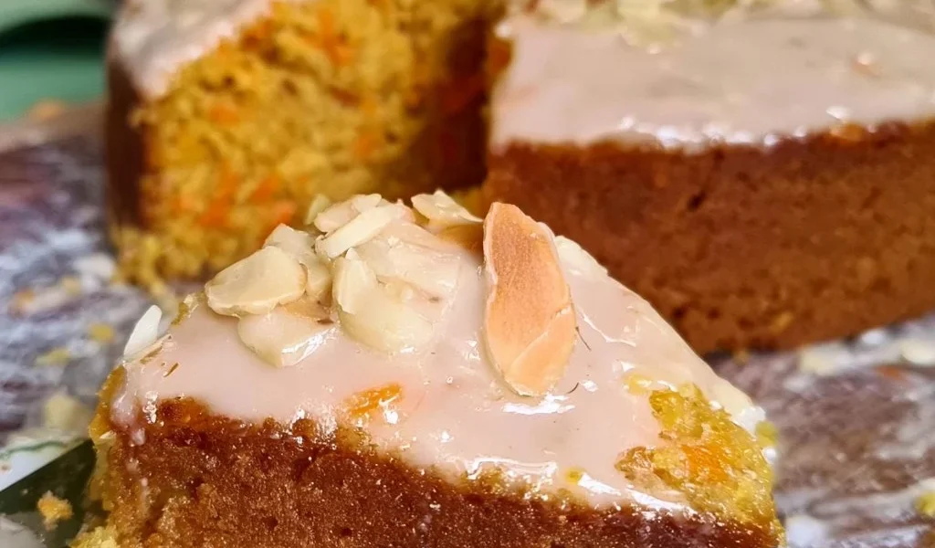 Torta di Carote e Mandorle Glassata decorata con glassa dolce