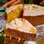 Torta di Carote e Mandorle Glassata decorata con glassa dolce
